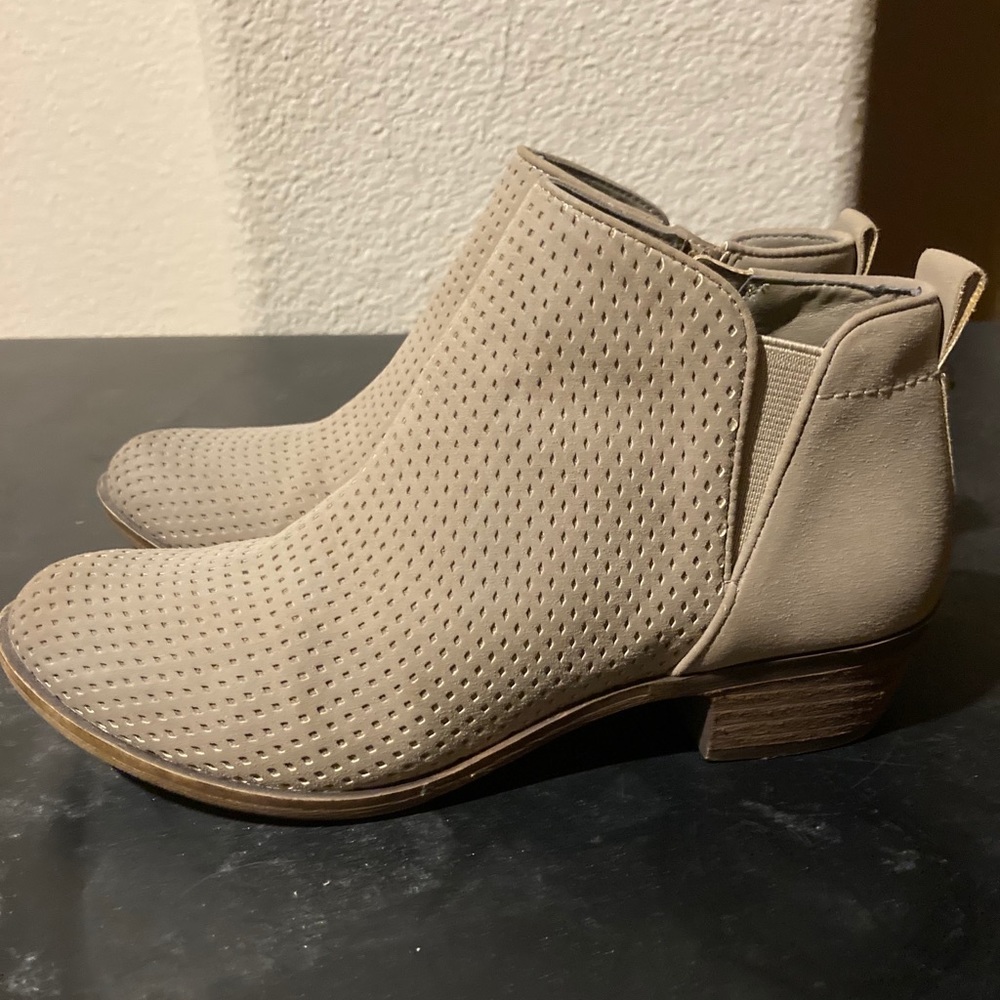 Girl’s Size 1 Fall Suede Boots! New condition